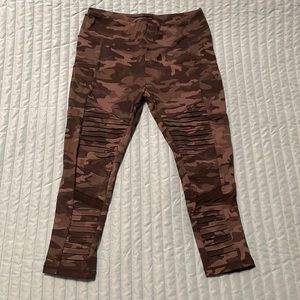CVG camo moto Medium capri leggings